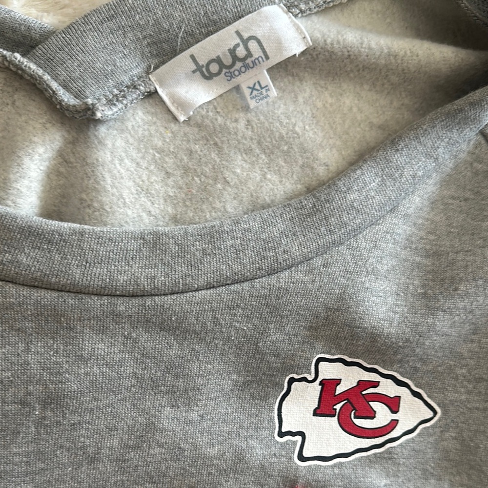 Women’s Chiefs Official Apparel Sweatshirt- - Picture 5 of 9